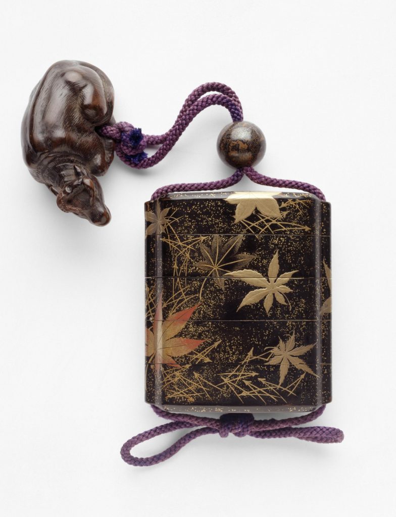 Samurayların cep niteliğinde kullandığı inro isimli kutu. Altın tozuyla süslenmiş siyah lake kutu, motifler ise akçaağaç yaprakları ve çam iğne yapraklarından oluşur.